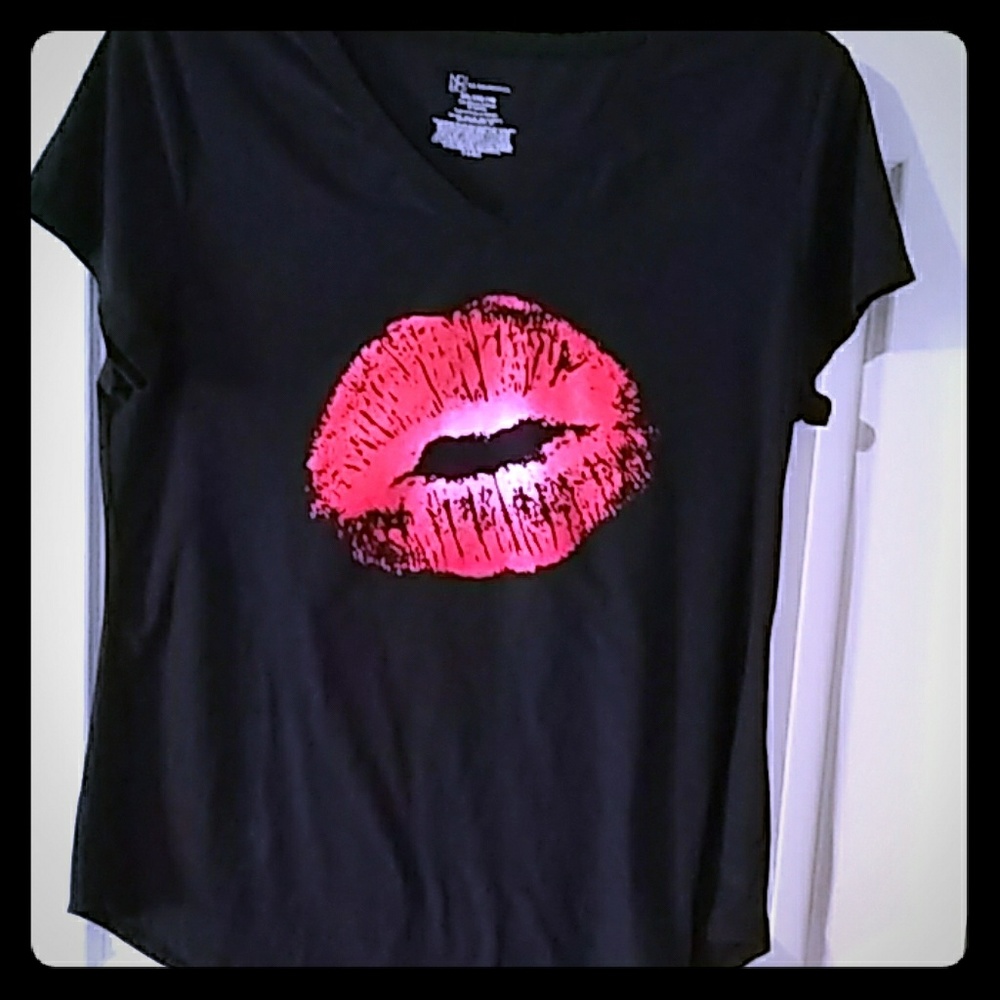 Red Lips Tee